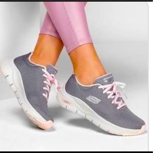 Sketchers Women's Arch Fit Keep It Up Sneaker size 8